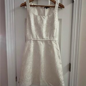 Flattering Ivory/White w/ Silver Thread Detail Gianni Bini Cocktail Dress Size 4